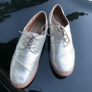Toms Silver Women Oxfords Sz 8 1/2 Lace Up Preppy Casual Shoes